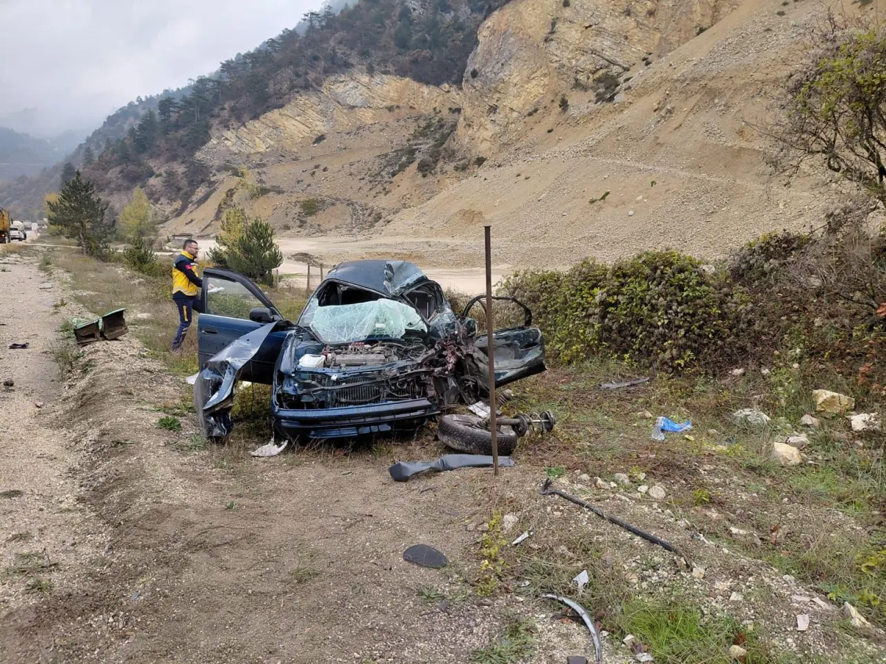 Bolu’da korkunç kaza: Kamyonun çarptığı otomobilde can pazarı 4
