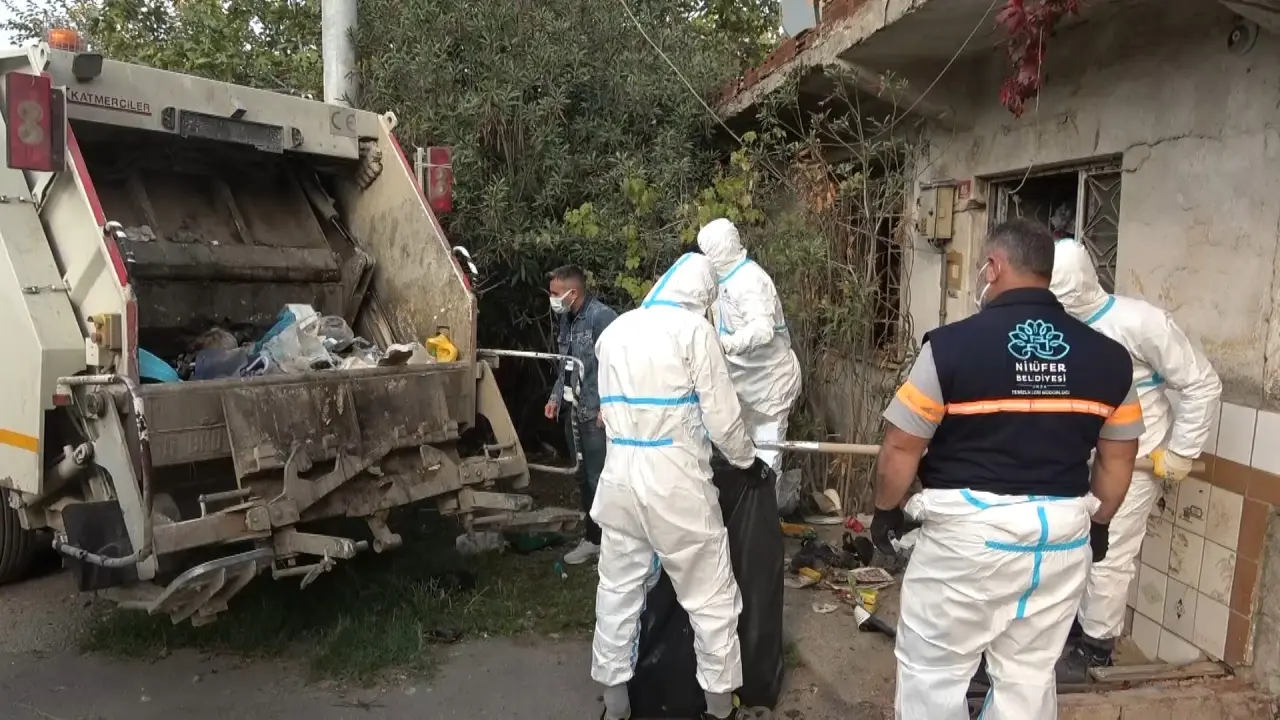 Yalnız adamın evinden 2 kamyon çöp çıktı! Korkunç manzara şoke etti 2