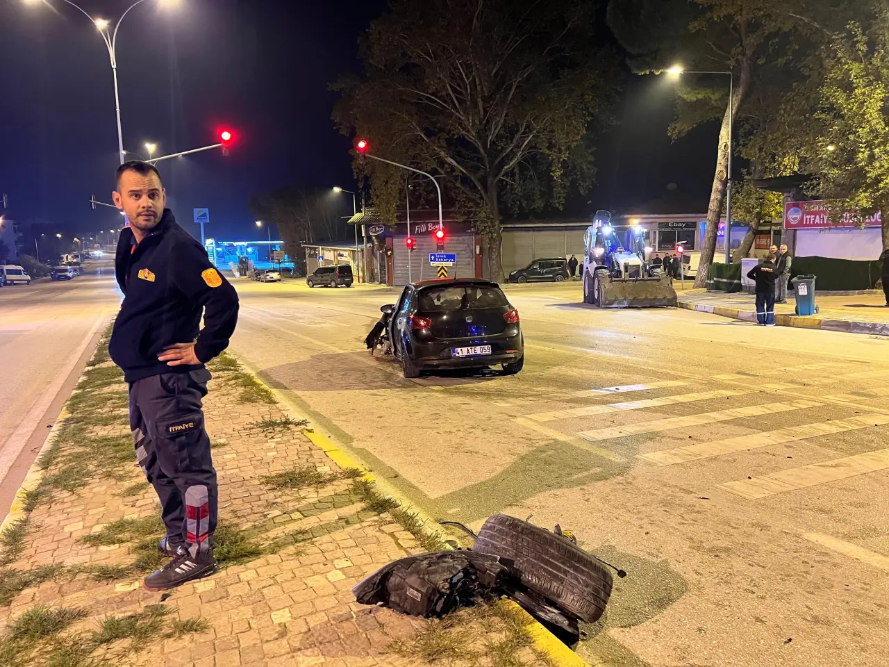 Osmaneli’nde feci kaza! Otomobil üst geçit direğine çarptı 4