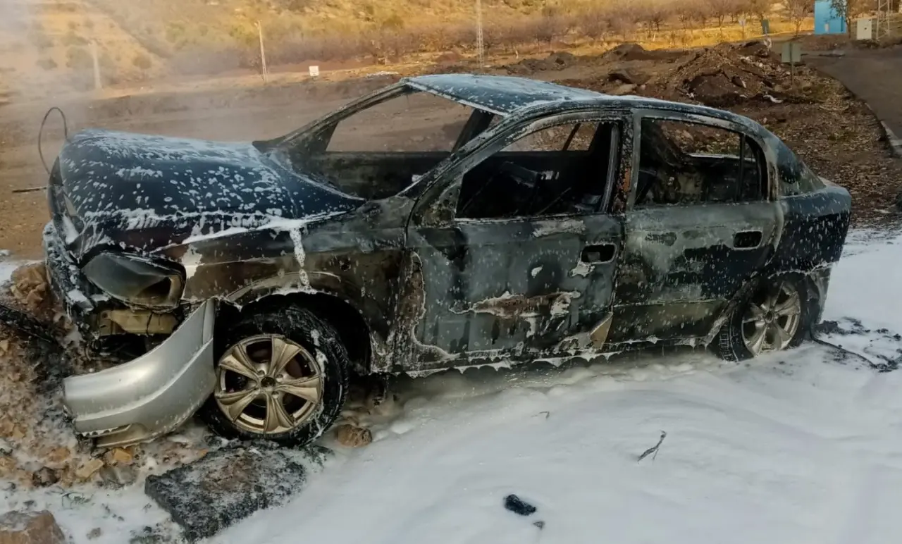 Kahramanmaraş’ta seyir halindeki araç alev alev yandı! Sürücü canını zor kurtardı 1