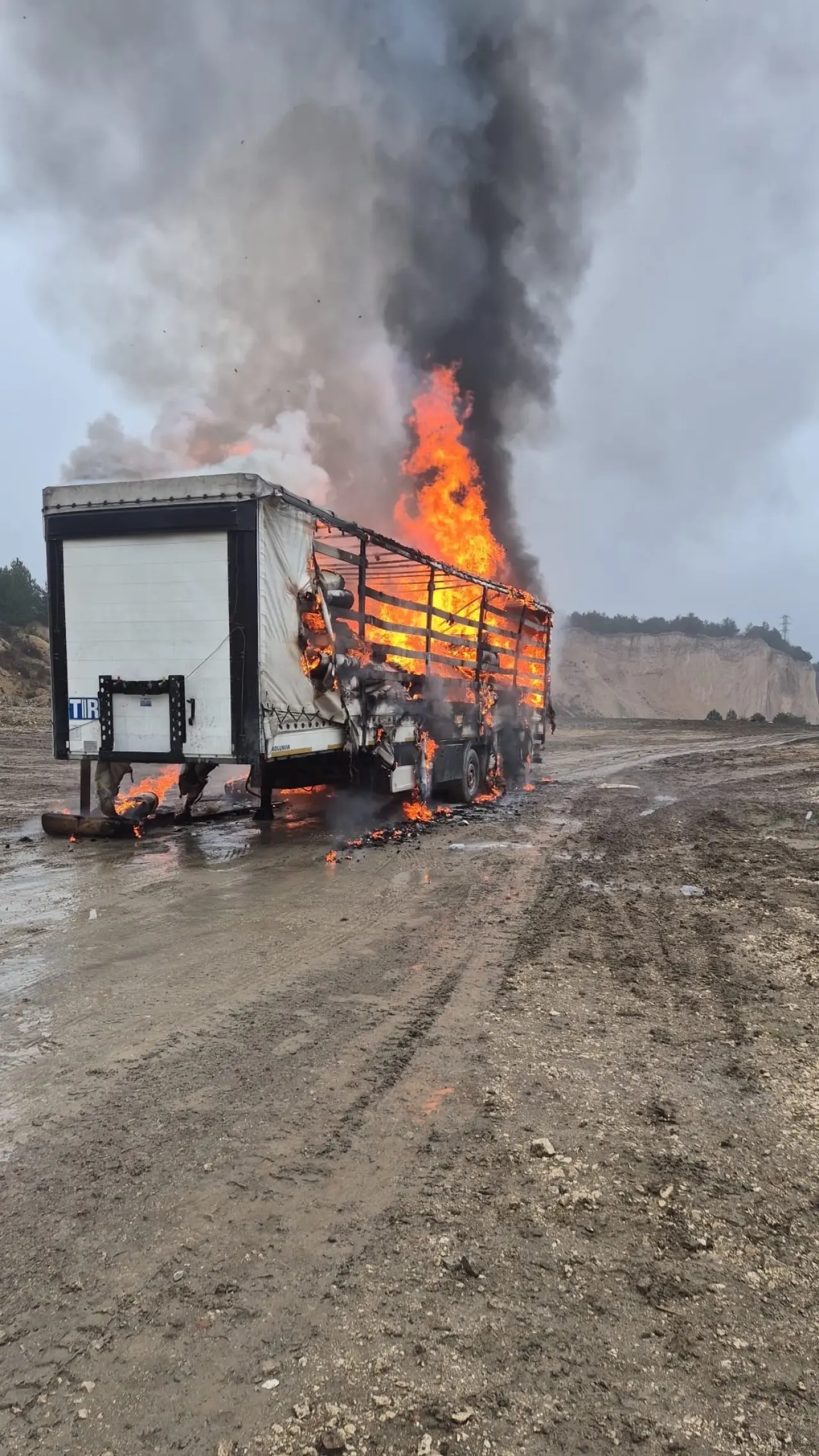 Bolu’da yangın paniği! Kağıt yüklü tır bir anda alev aldı 1