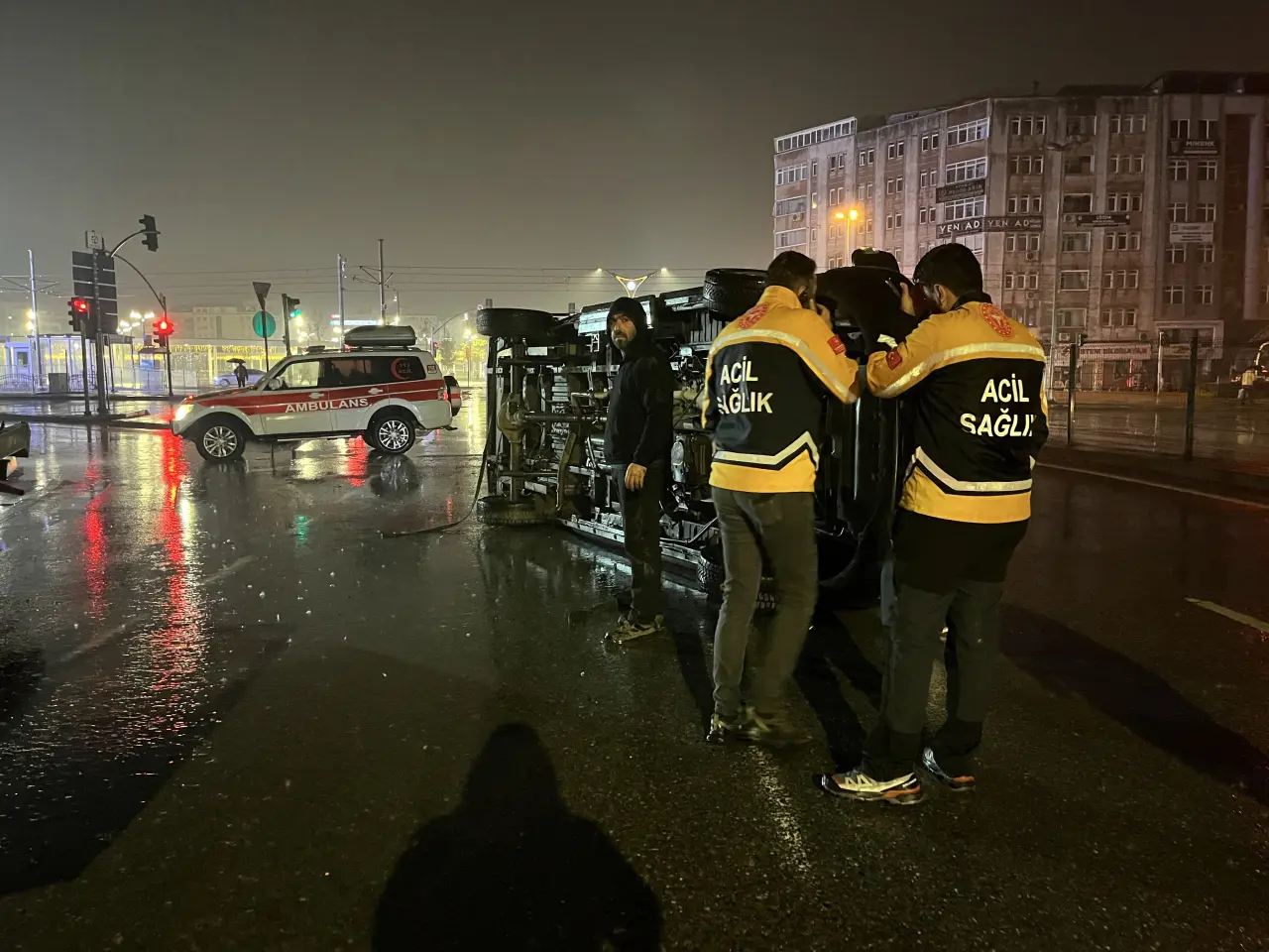 İzmit’te ambulans ve ticari araç çarpıştı: 3'ü sağlık çalışanı 6 yaralı 3