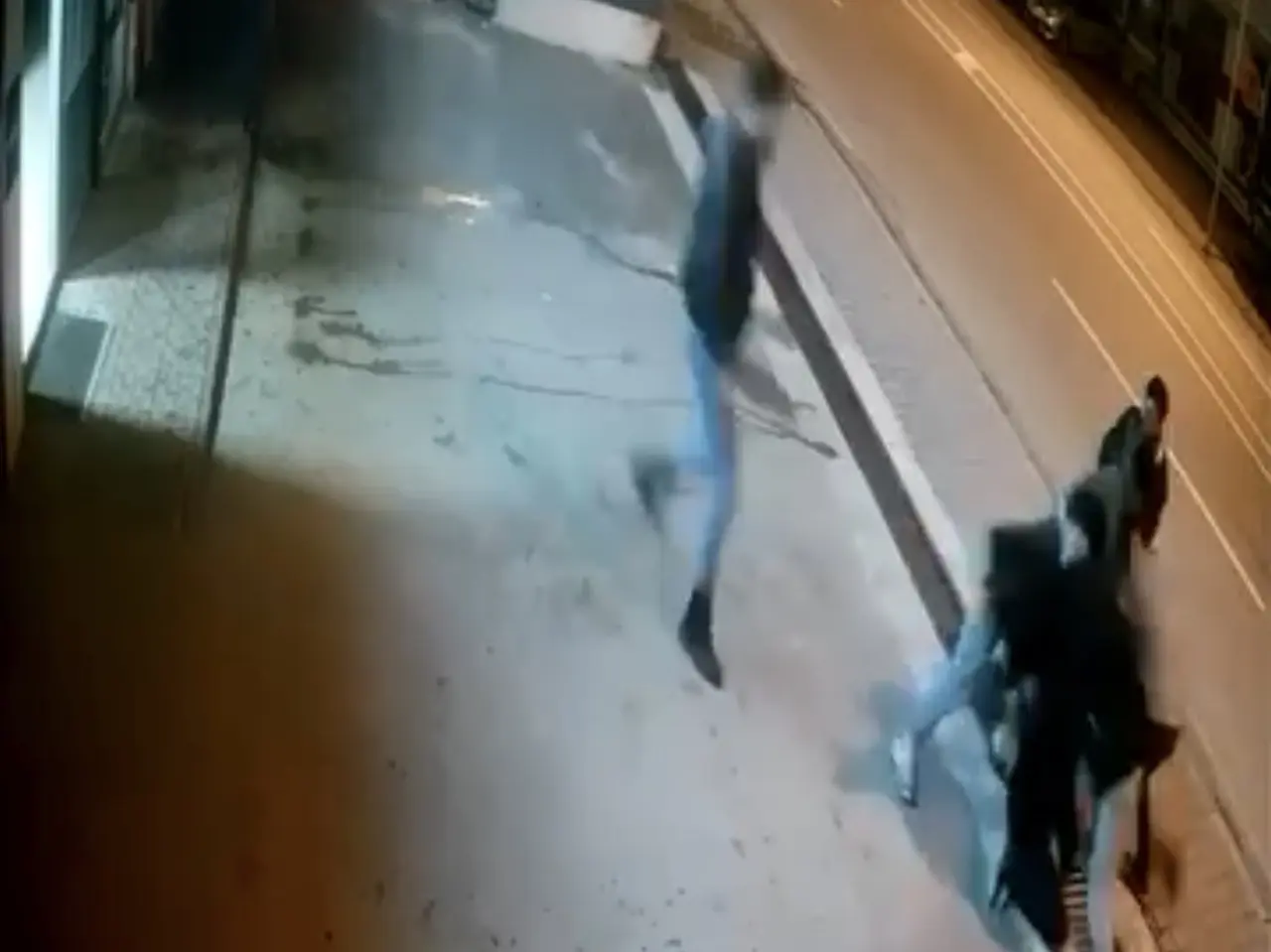 Elazığ Karakoçan’da dehşet anları! 4 Kişinin saldırısına uğradı 4