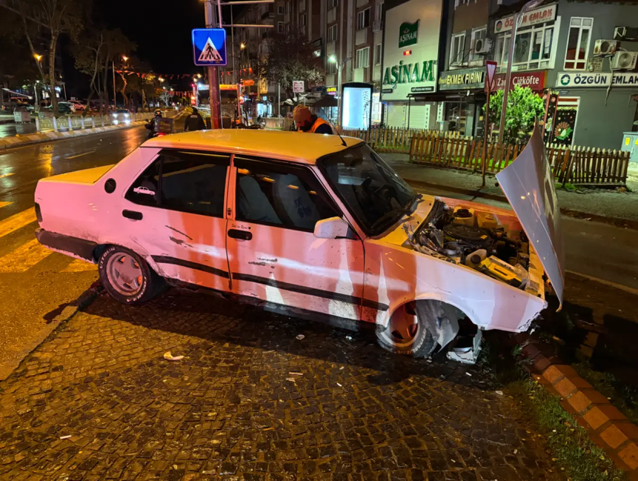 Edirne’de korku dolu anlar! Alkollü sürücü bariyerleri yıktı, karşı şeride uçtu 5