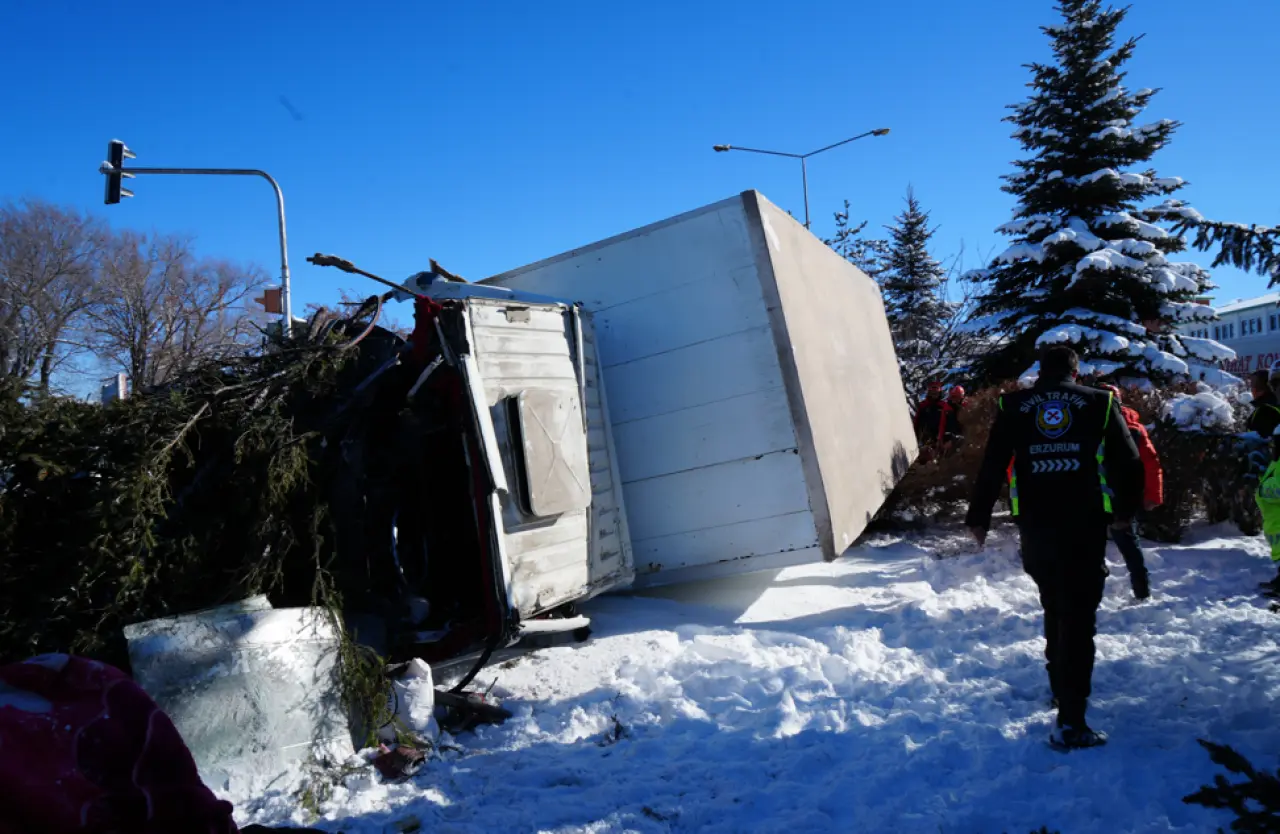 Erzurum’da dehşet anları! Kamyon ağacı kökünden söktü 1