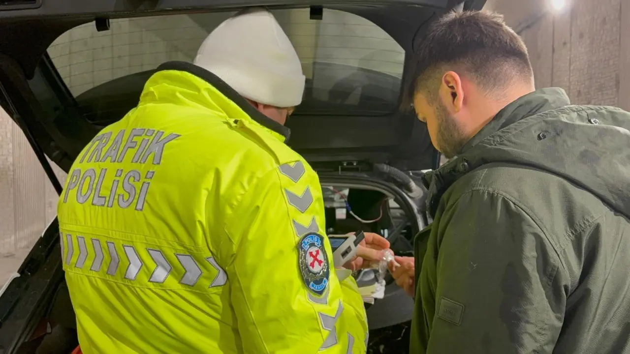 Kayseri'de alkollü sürücü dehşeti! Lüks otomobil pert 4