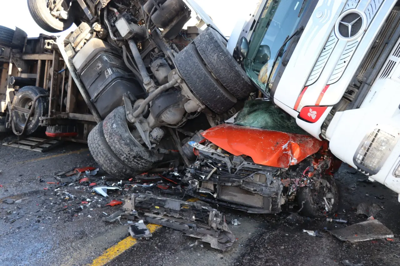 Posof’ta buz faciası! 3 araç birbirine girdi 2