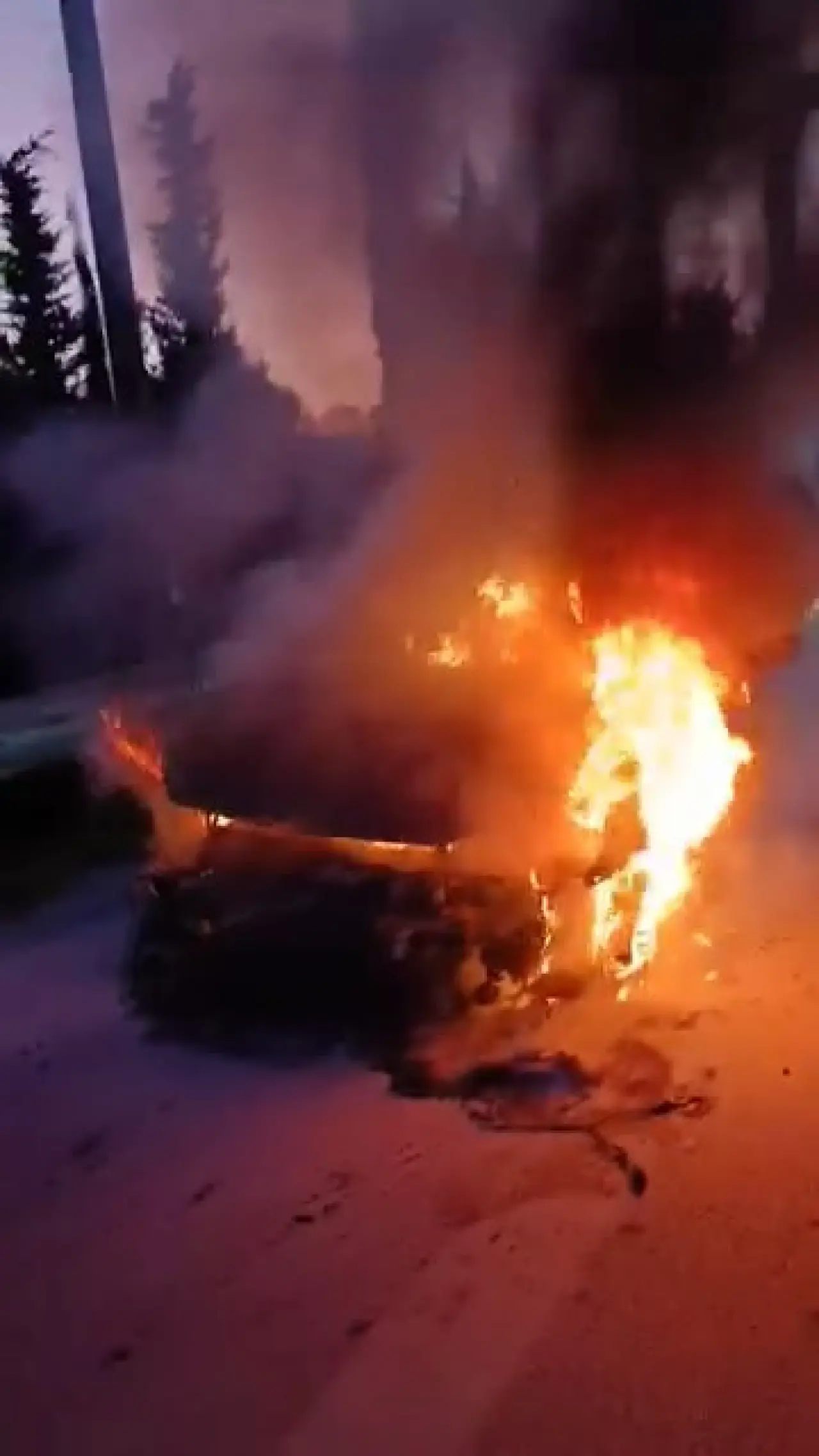 Bursa'da seyir halindeki otomobil alev alev yandı! Sürücü canını zor kurtardı 2