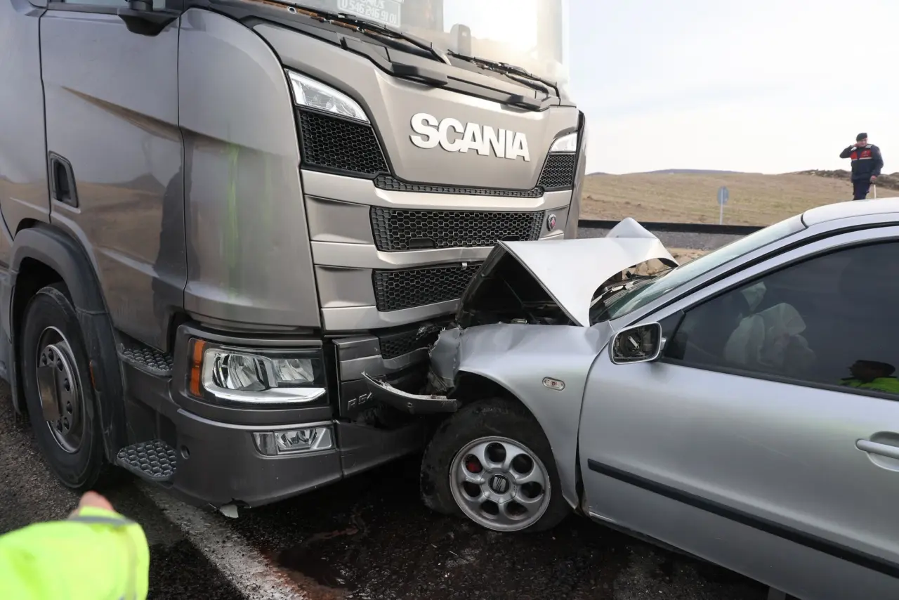 Nevşehir'de can pazarı! Otomobil tırla çarpıştı, 1 ölü 3 yaralı 1