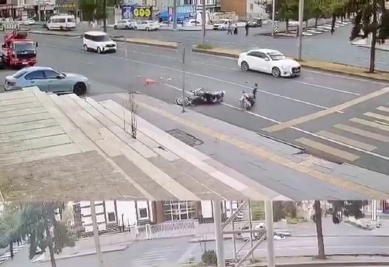 Yolu geçmeye çalışan kadın bir anda savrularak yere düştü! 1