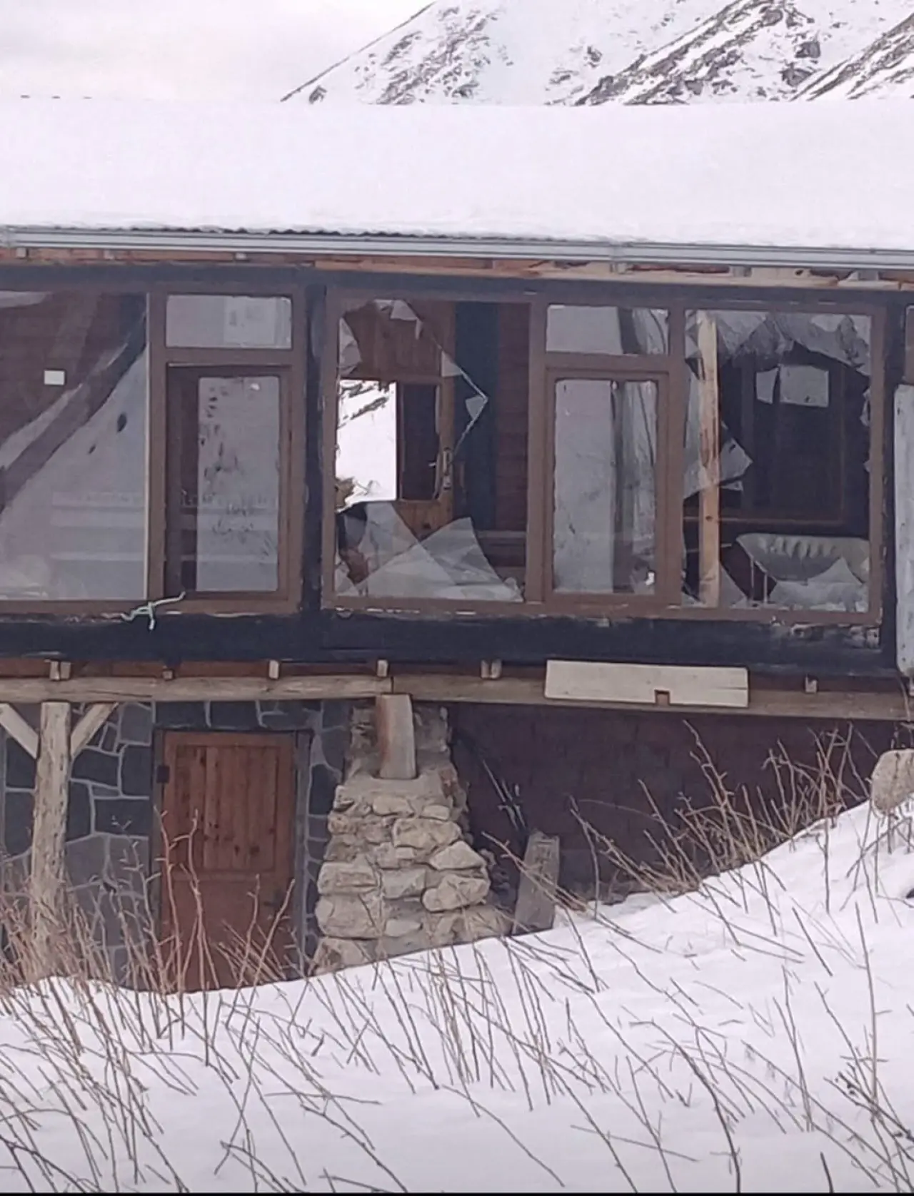 Yaylada ayı terörü! Çelik kapıyı paramparça etti 6