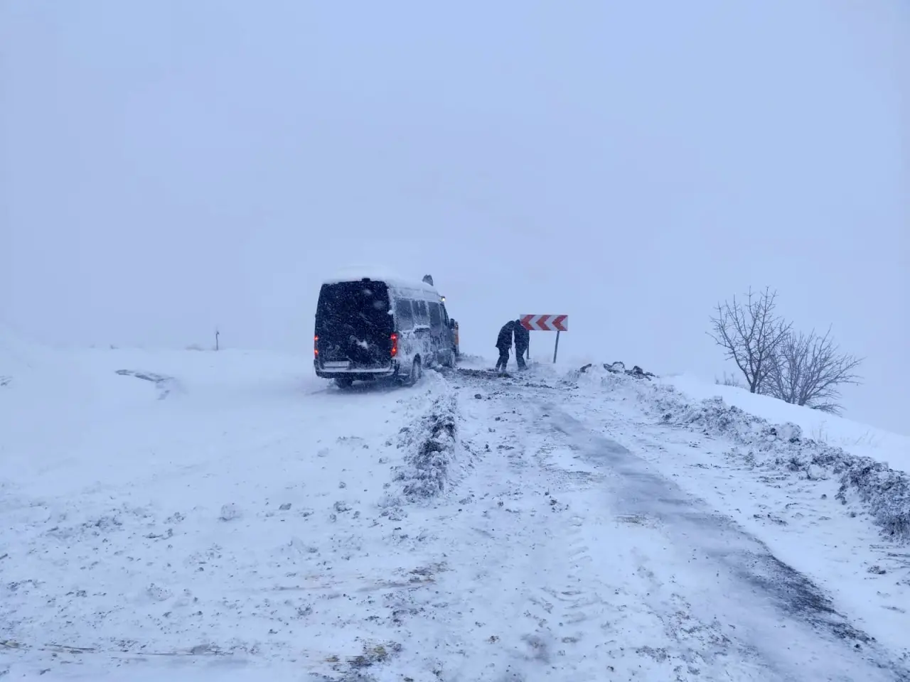 Kar Şırnak’ı felç etti! Yüzlerce araç yolda mahsur kaldı 3