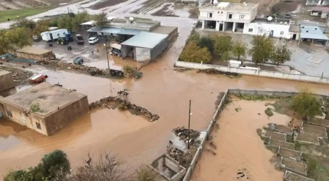 Kızıltepe’de Demet Mahallesi’nde sağanak sonrası evler su altında kaldı 1