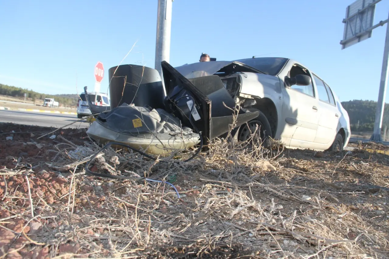 Beyşehir'de otomobil trafik ışığının direğine çarptı! 2 yaralı 1