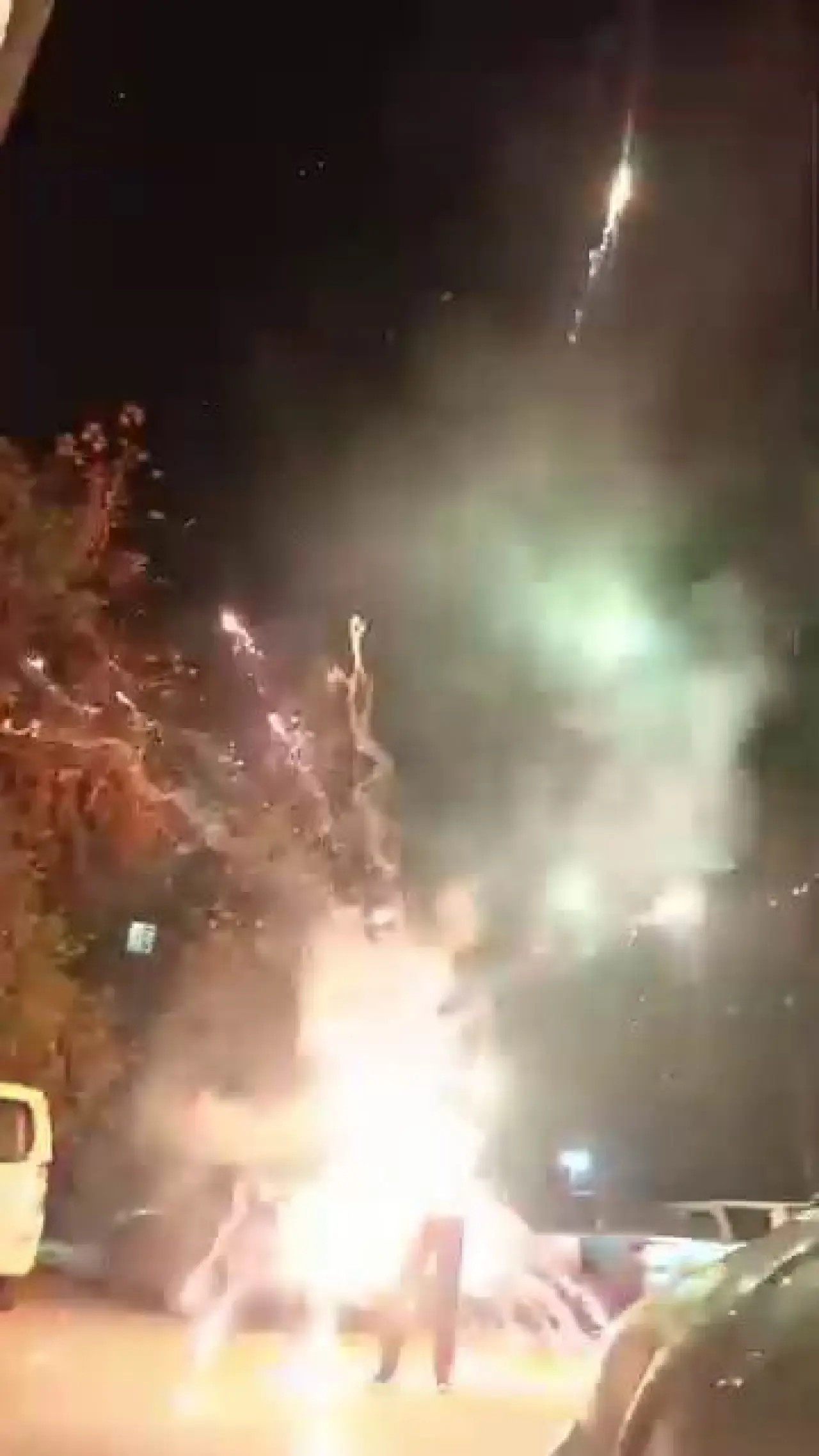 Faciadan son anda kurtuldu: Havai fişek elinde patladı 4