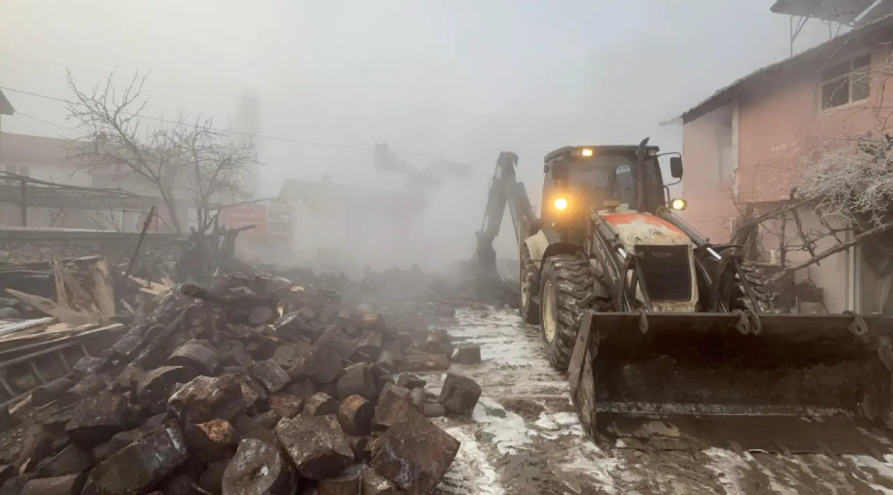 İki katlı ev küle döndü! Aile kış ortasında evsiz kaldı 1