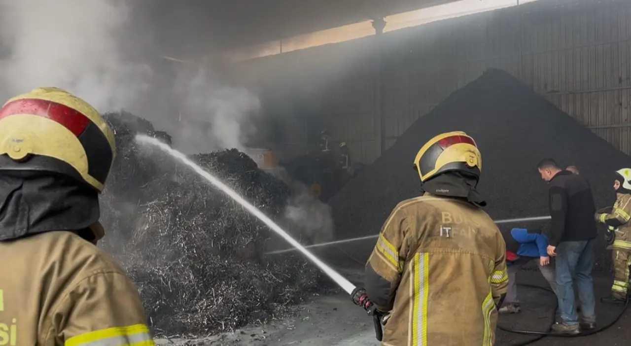 Bursa'da yangın alarmı! Elektrik panosu patladı, fabrika alev aldı 1