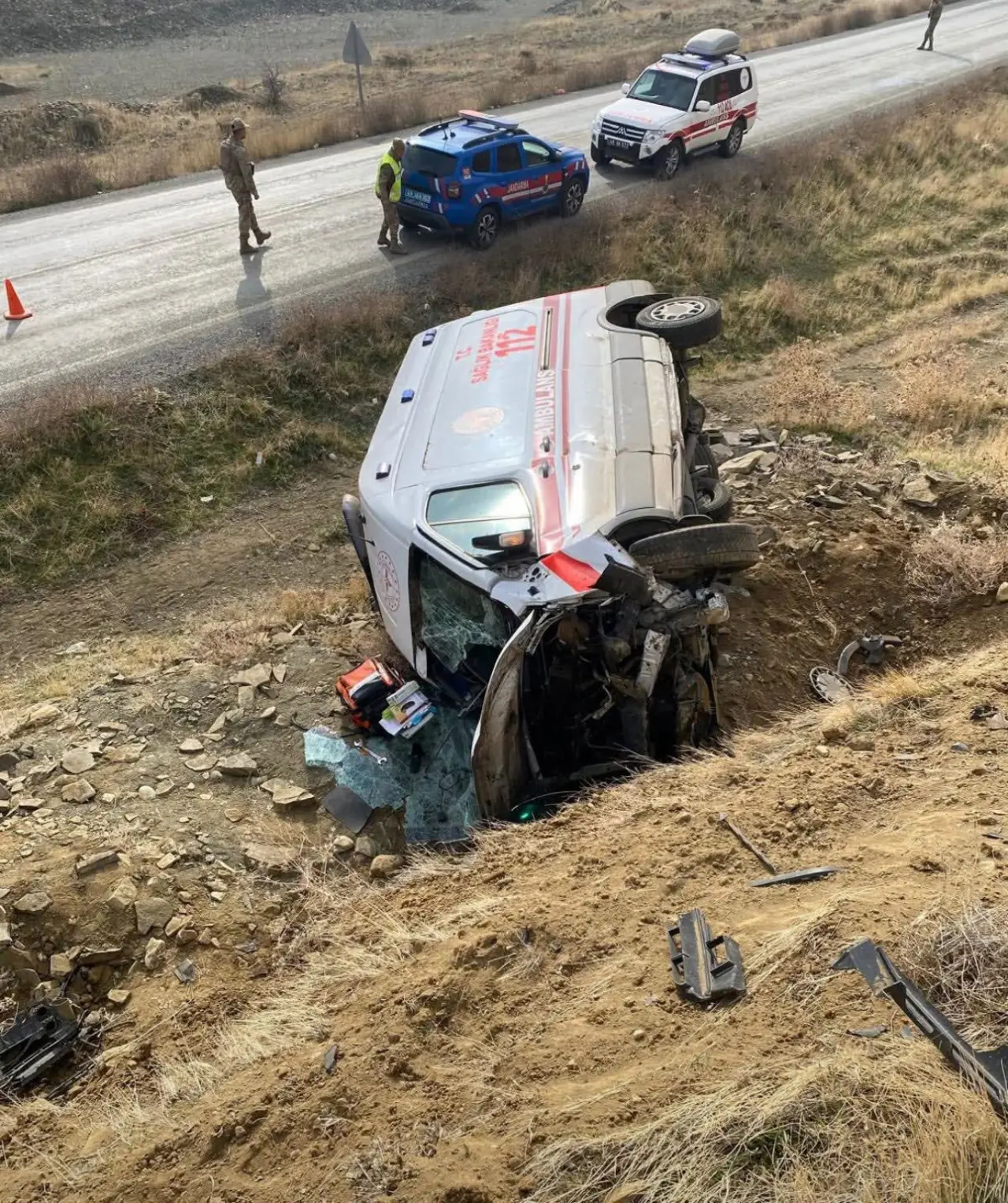 Görev dönüşü feci kaza! Ambulans takla attı 1