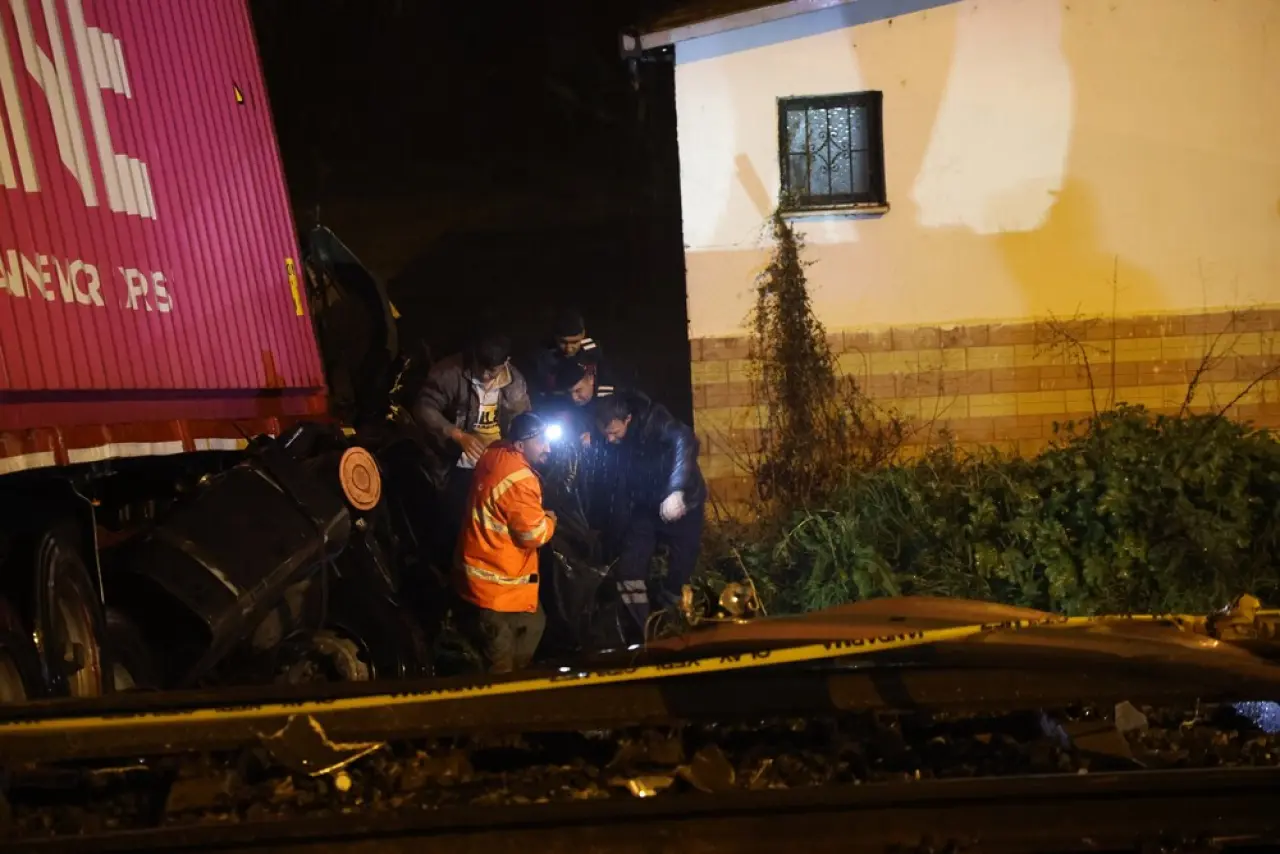 Aydın’da felaket gibi gece! Otoyoldan havalanan tır raylara çakıldı! 2