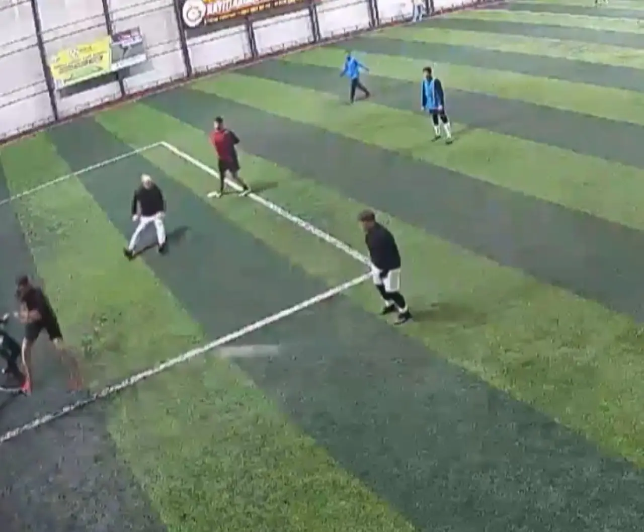 Halı sahada acı son! Maç sırasında fenalaşan adam hayatını kaybetti 1