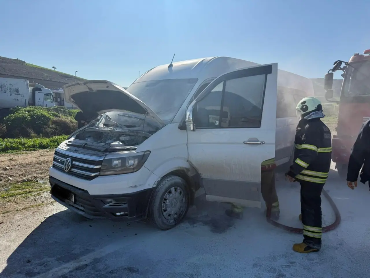 Yolda giderken minibüs alev alev yandı 1