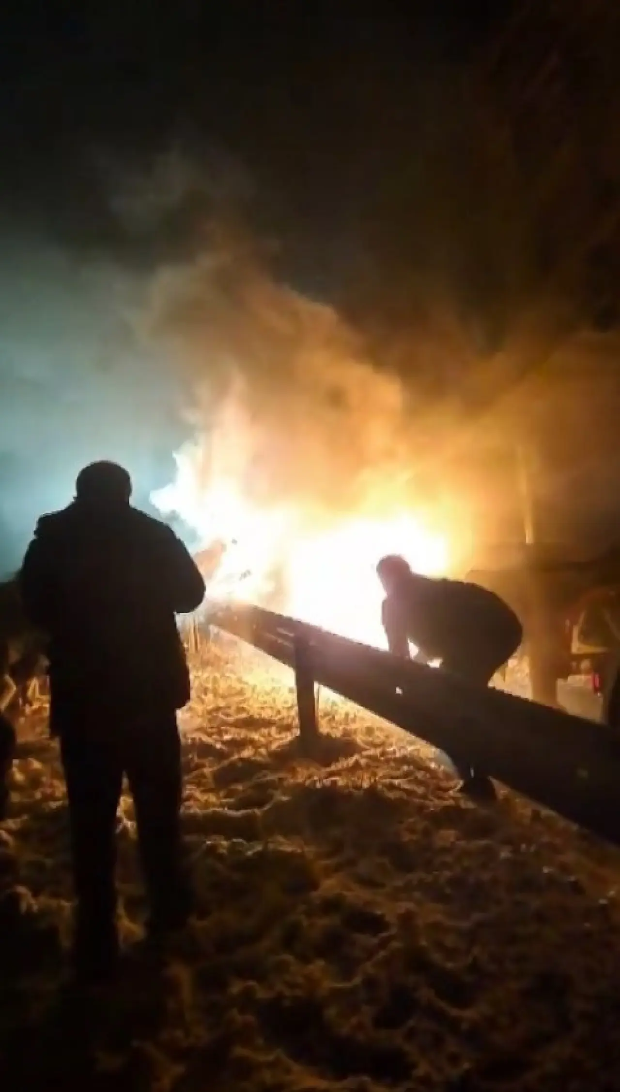 Sivas’ta tır yangınına ilginç müdahale! Karla söndürmeye çalıştılar 2