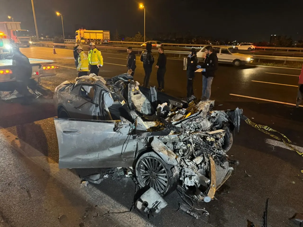 Eryaman’da korkunç kaza! Otomobil tıra çarpıp 300 metre sürüklendi 5