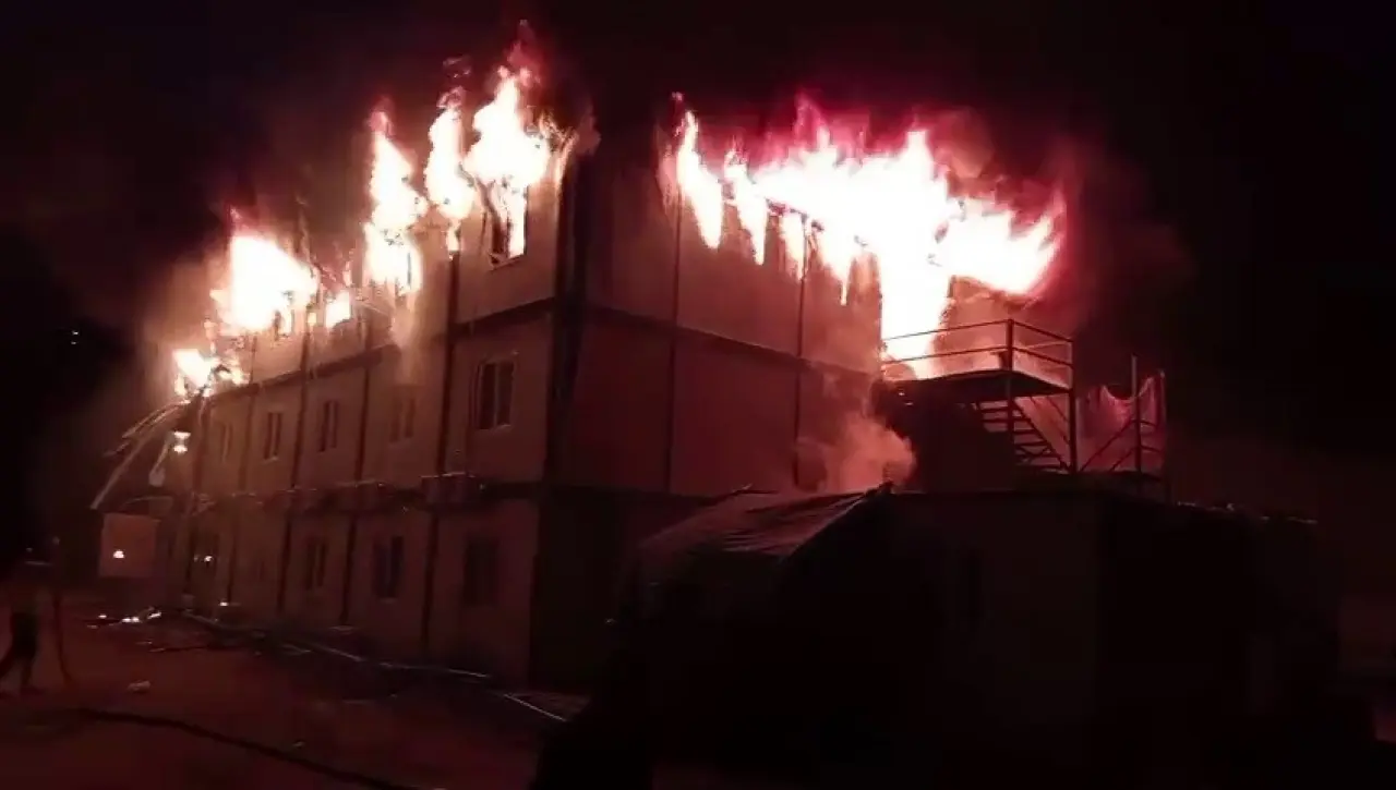 Hatay'da korkutan yangın! İşçilerin kaldığı konteyneri alev alev yandı 2