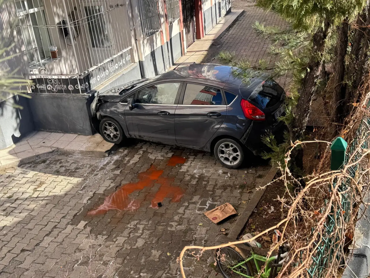 Yozgat'ta otomobil apartman bahçesine uçtu! 4 yaralı 1