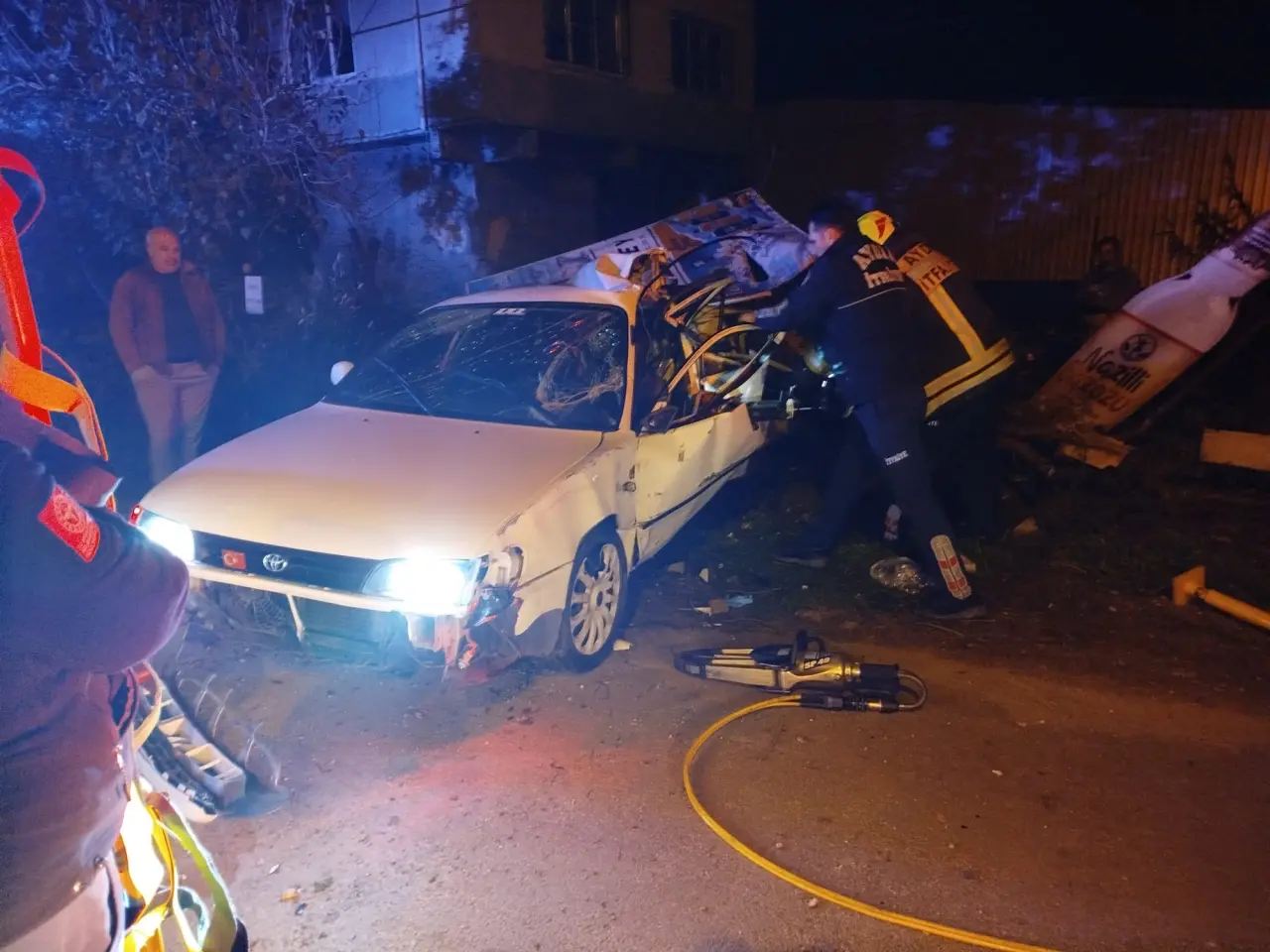 Aydın-Denizli yolunda korkutan kaza! Otomobil ağaca ok gibi saplandı 6