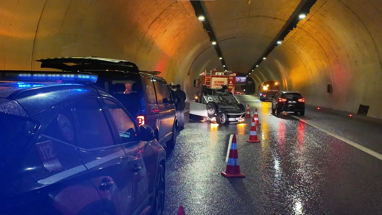 Üsküdar'da yağmur felaketi! Tünelde takla attı 4