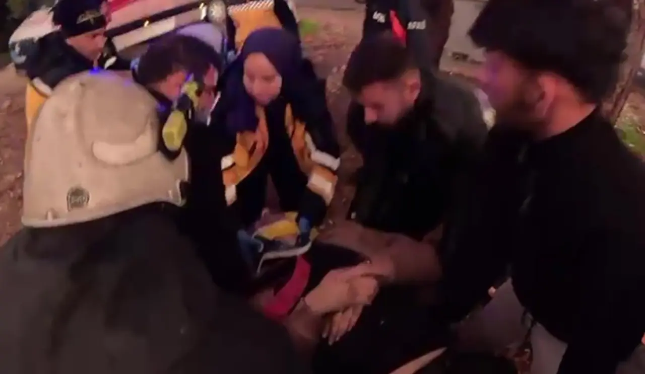 Antalya'da otomobil uçuruma yuvarlandı! Sürücü halatla kurtarıldı 4