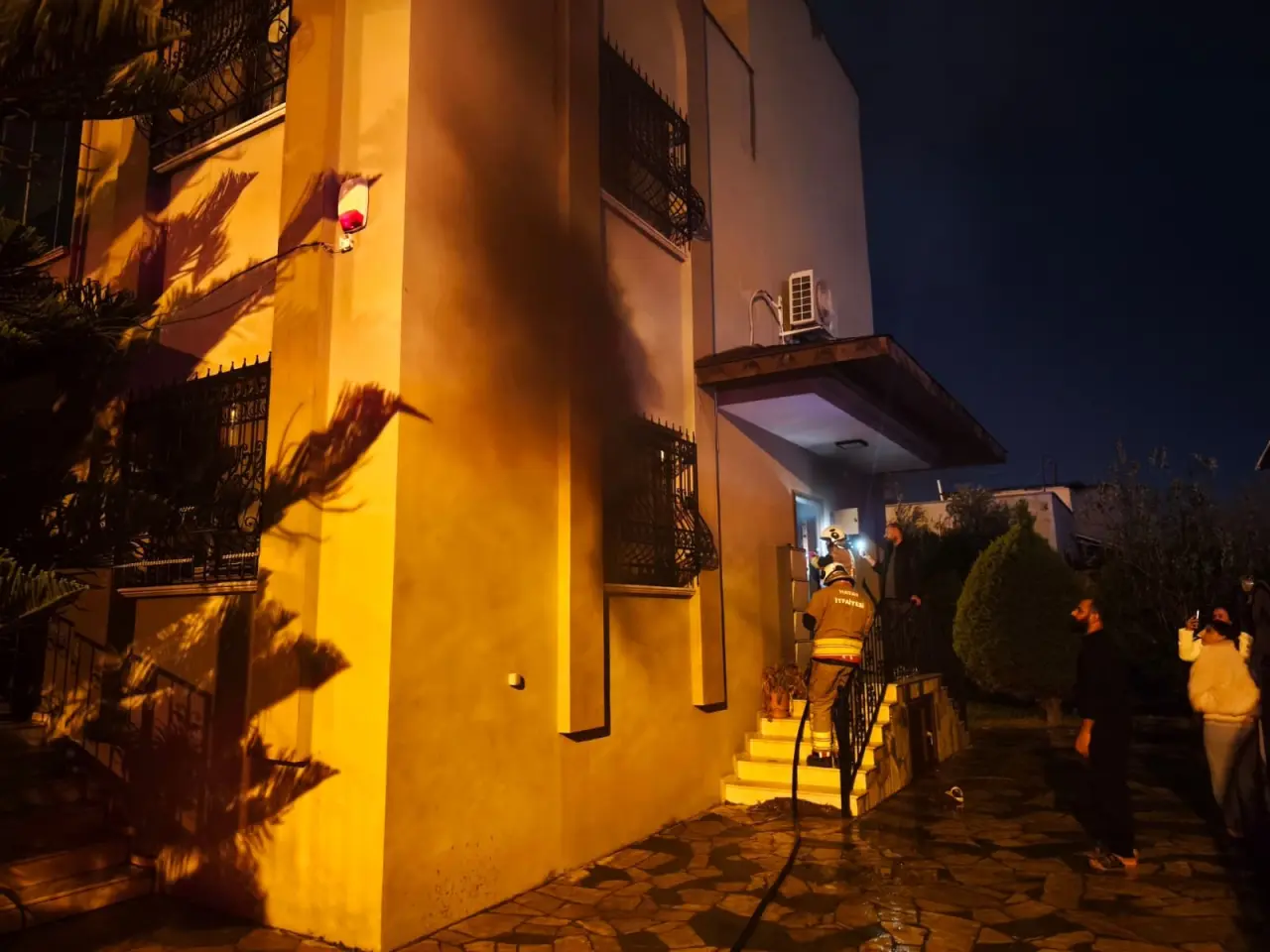 Elektrik kontağı faciası! Alevler 3 katlı binanın üst katını kül etti 1