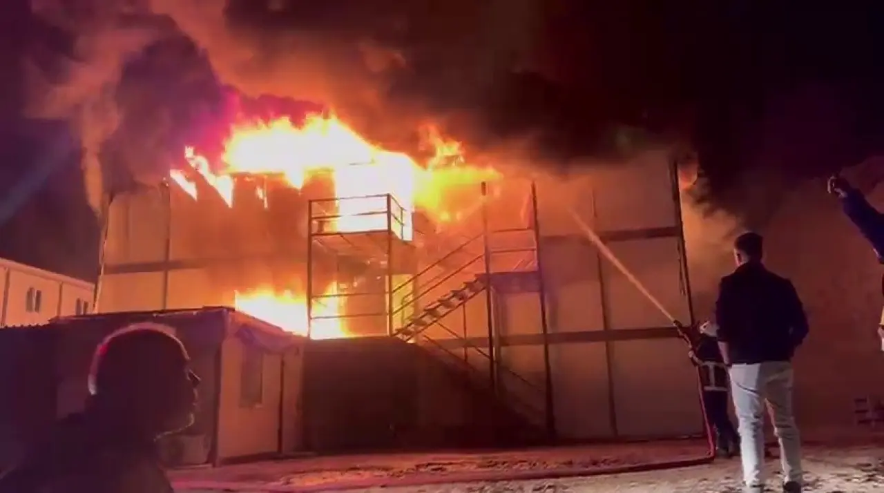 Hatay'da korkutan yangın! İşçilerin kaldığı konteyneri alev alev yandı 1