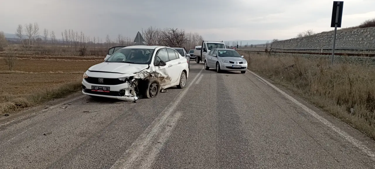 Yeşilyurt’ta feci kaza! Kafa kafaya çarpışan araçlar hurdaya döndü 2