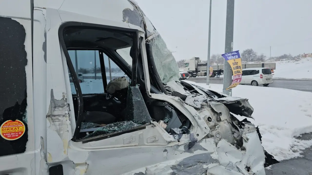 Kayseri’de sabah mesaisi kabusa döndü! İşçi servisi tıra çarptı, 11 Yaralı 1