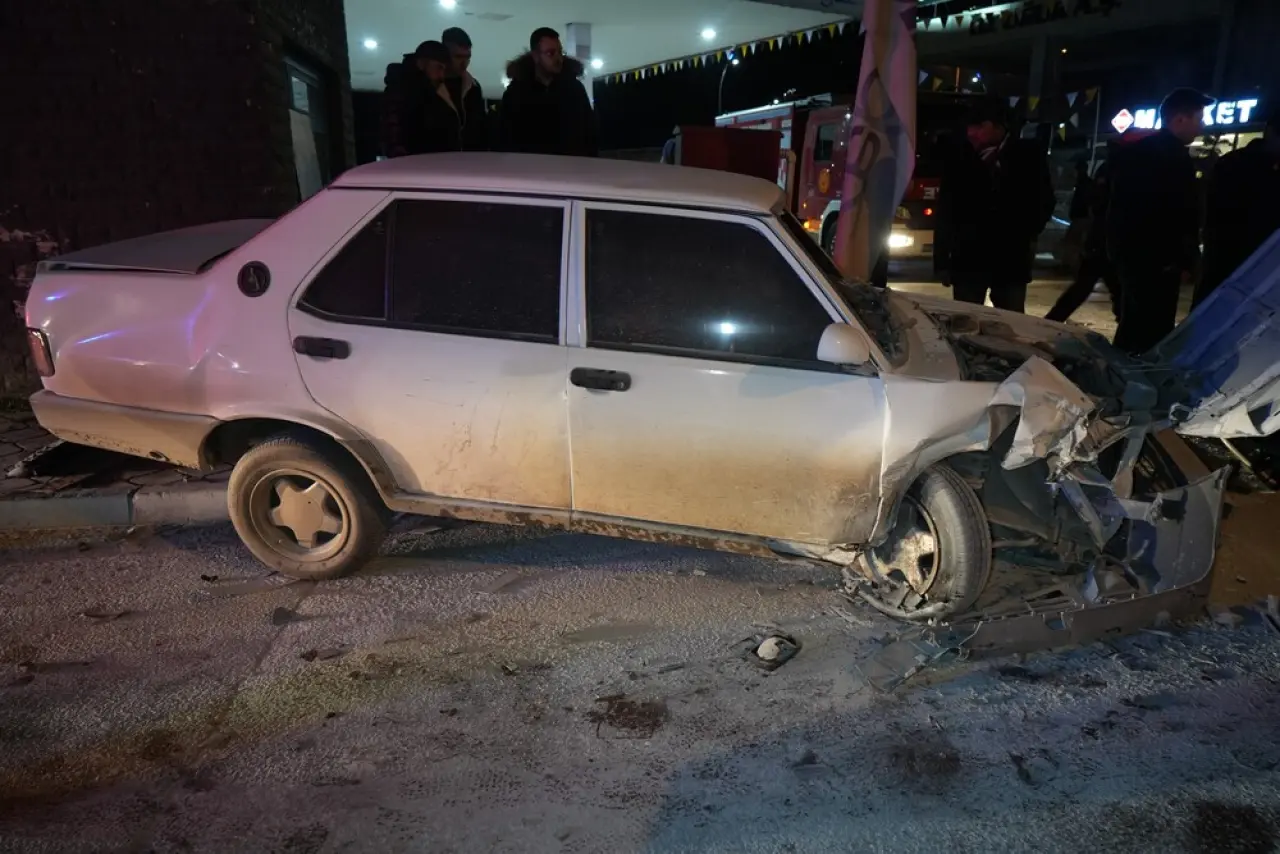 Kırıkkale'de otomobiller kafa kafaya çarpıştı! 3 yaralı 4