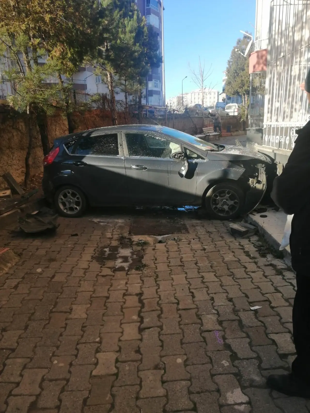 Yozgat'ta otomobil apartman bahçesine uçtu! 4 yaralı 2