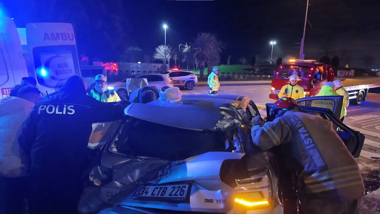 Kadıköy’de korkutan kaza! Araç kontrolden çıktı, sürücü sıkıştı 1