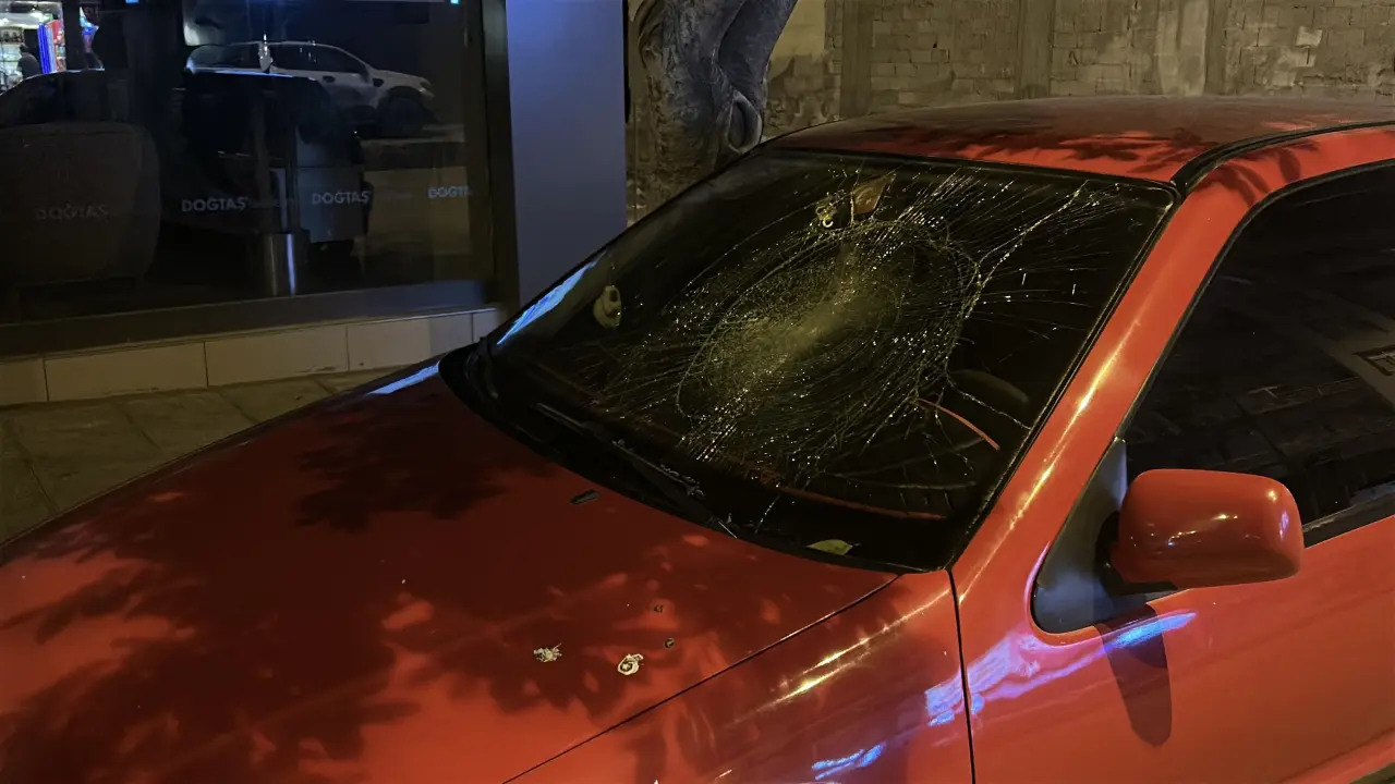 İskenderun'da araç ve dükkanlara taşlı saldırı! 6 araç 4 iş yeri paramparça oldu 4