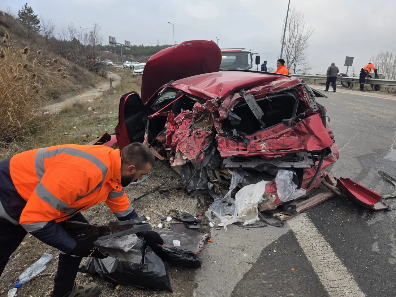 Buzlu yolda zincirleme kaza! 6 araç birbirine girdi 1