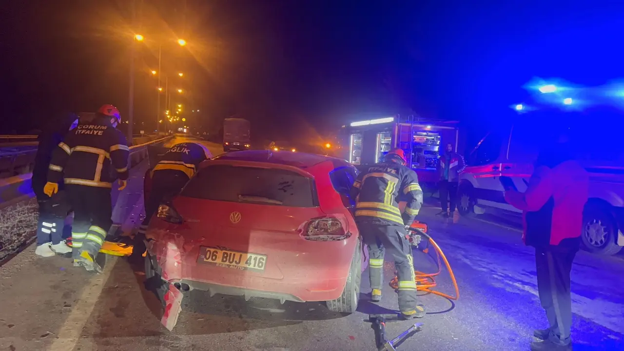 Çorum’da feci kaza! Tıra çarpan otomobil hurdaya döndü 3