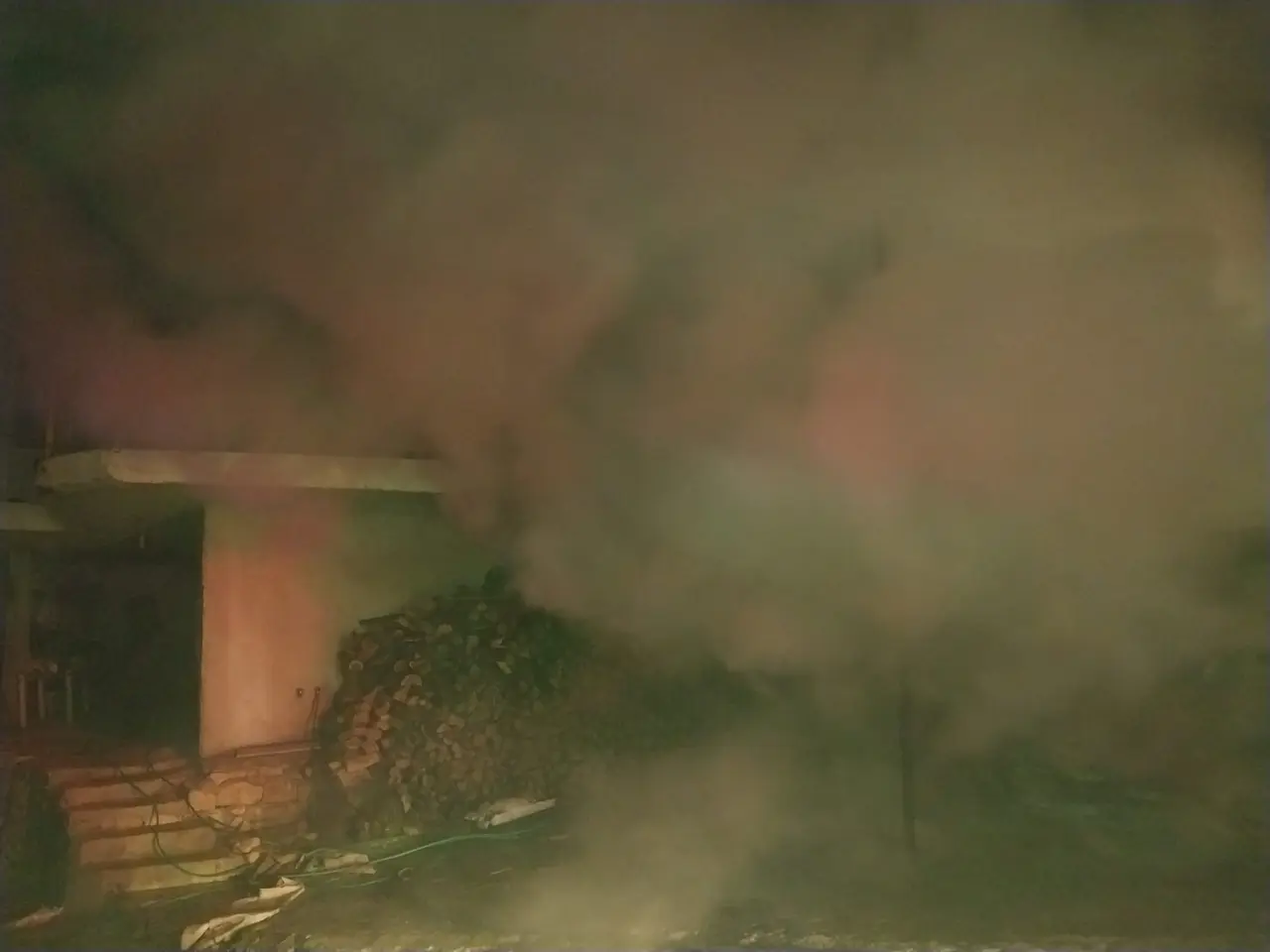 Bucak’ta korku dolu gece! Ev alevlere teslim oldu, araç küle döndü 4