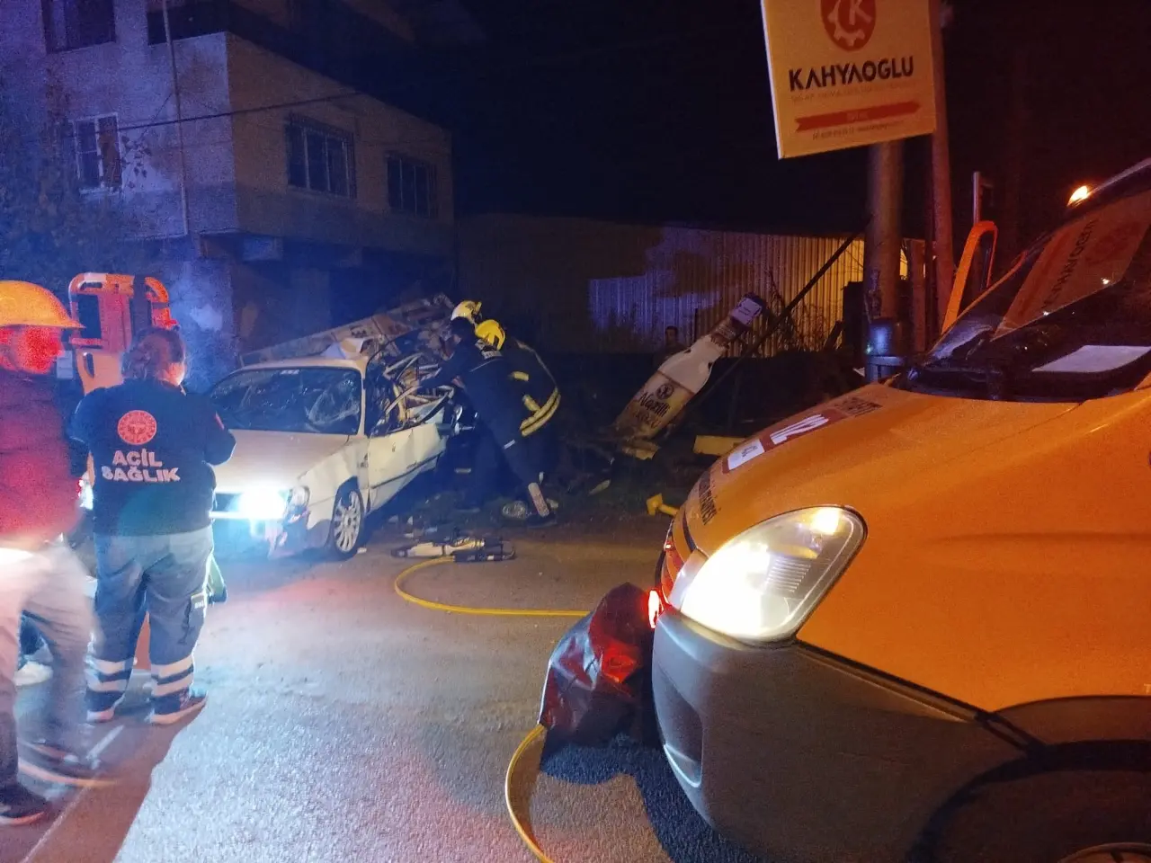 Aydın-Denizli yolunda korkutan kaza! Otomobil ağaca ok gibi saplandı 7