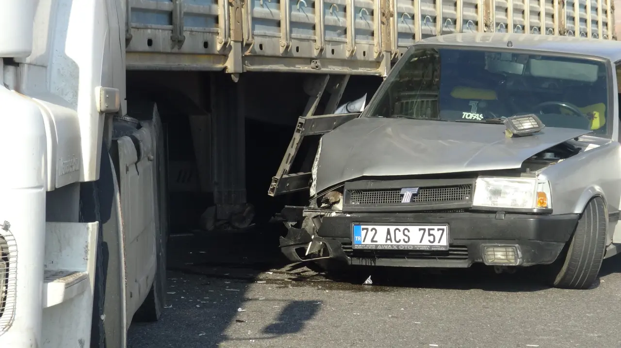 Tırın altına giren otomobilden mucize kurtuluş! 1