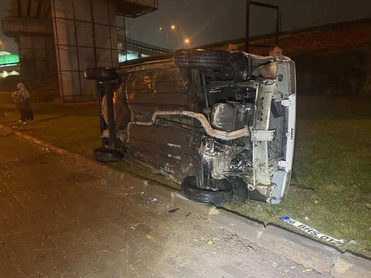 Bursa'da yağış yolları kayganlaştırdı: Araç defalarca takla attı! 1