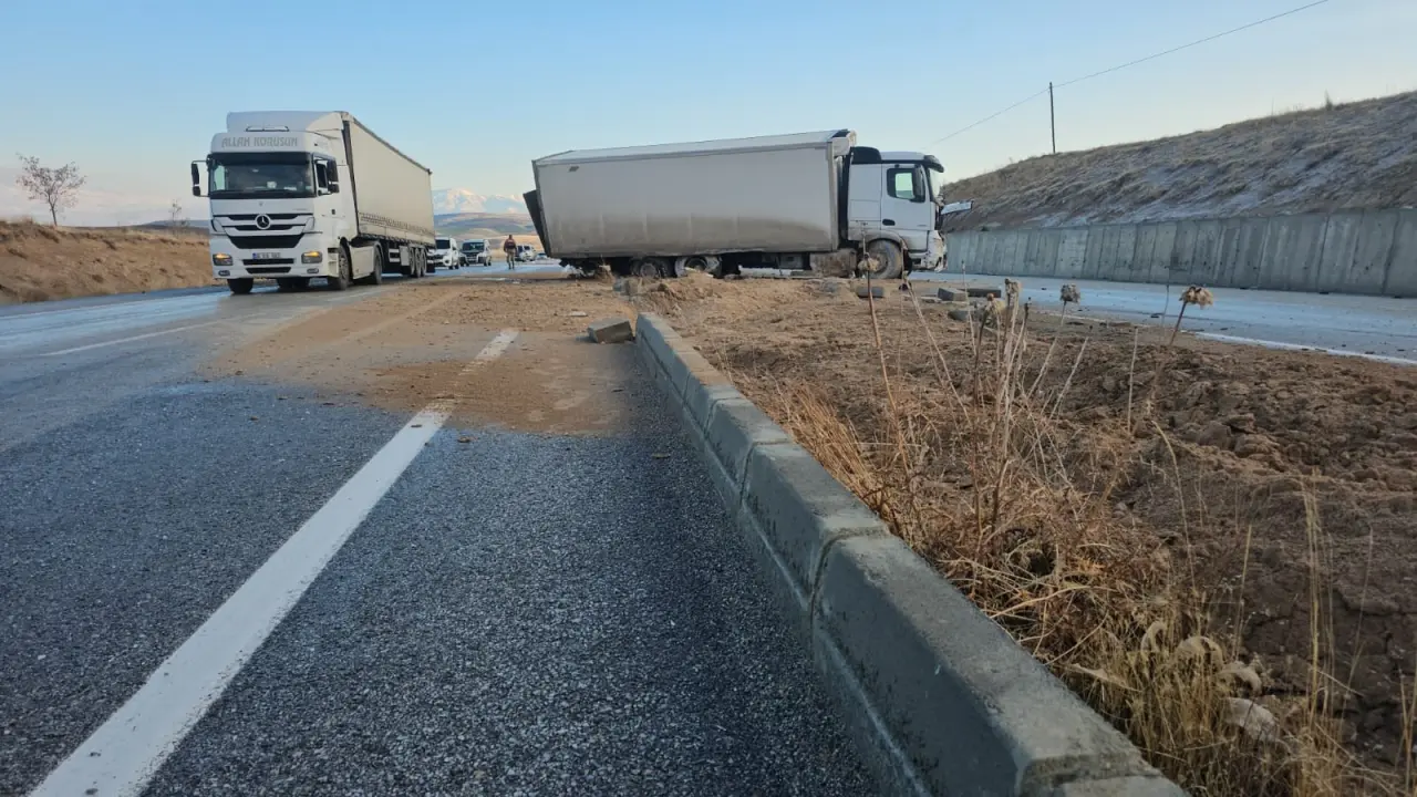 Van’da sis ve buzlanma kabusu: 6 araç peş peşe çarpıştı! 12