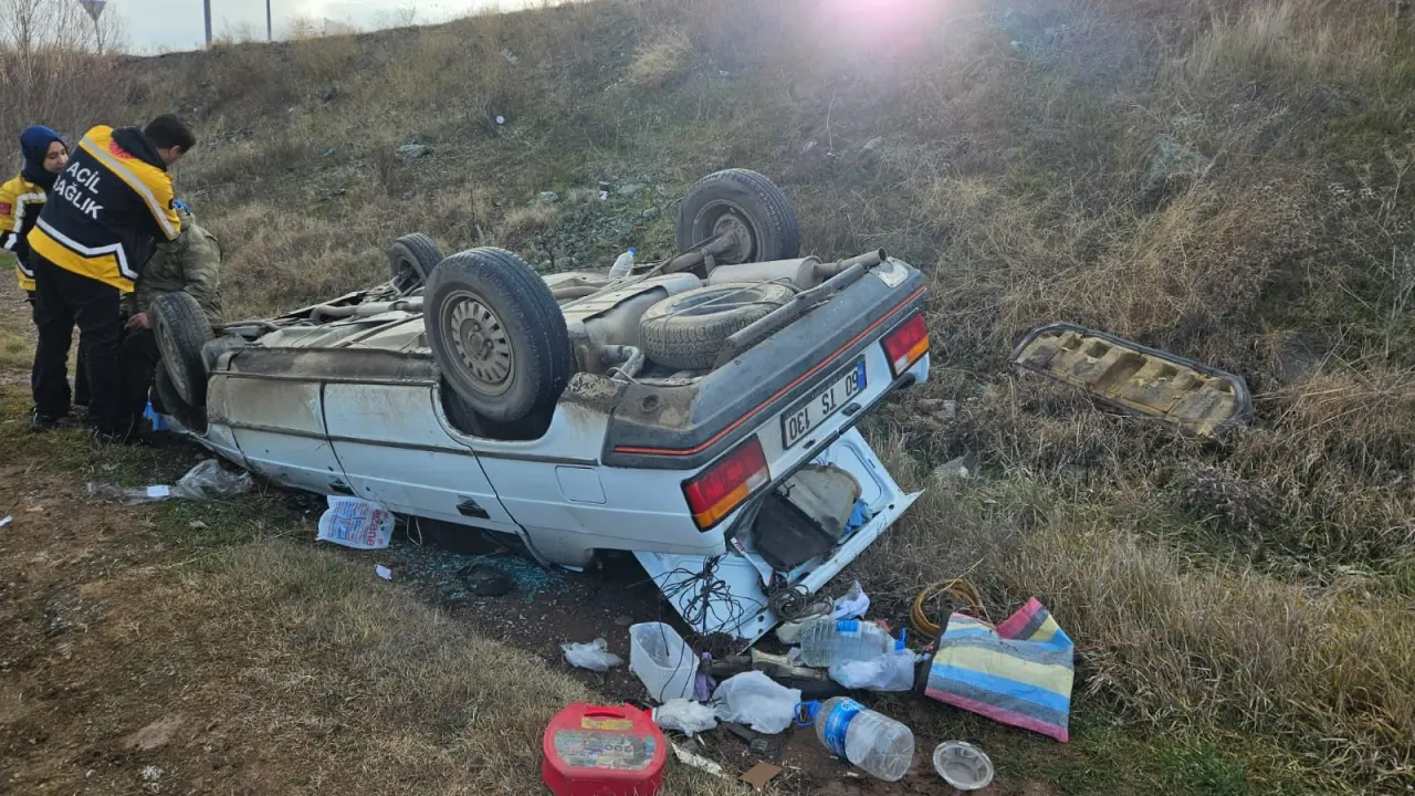 Direksiyon hakimiyetini kaybetti! Araç şarampole yuvarlandı 4