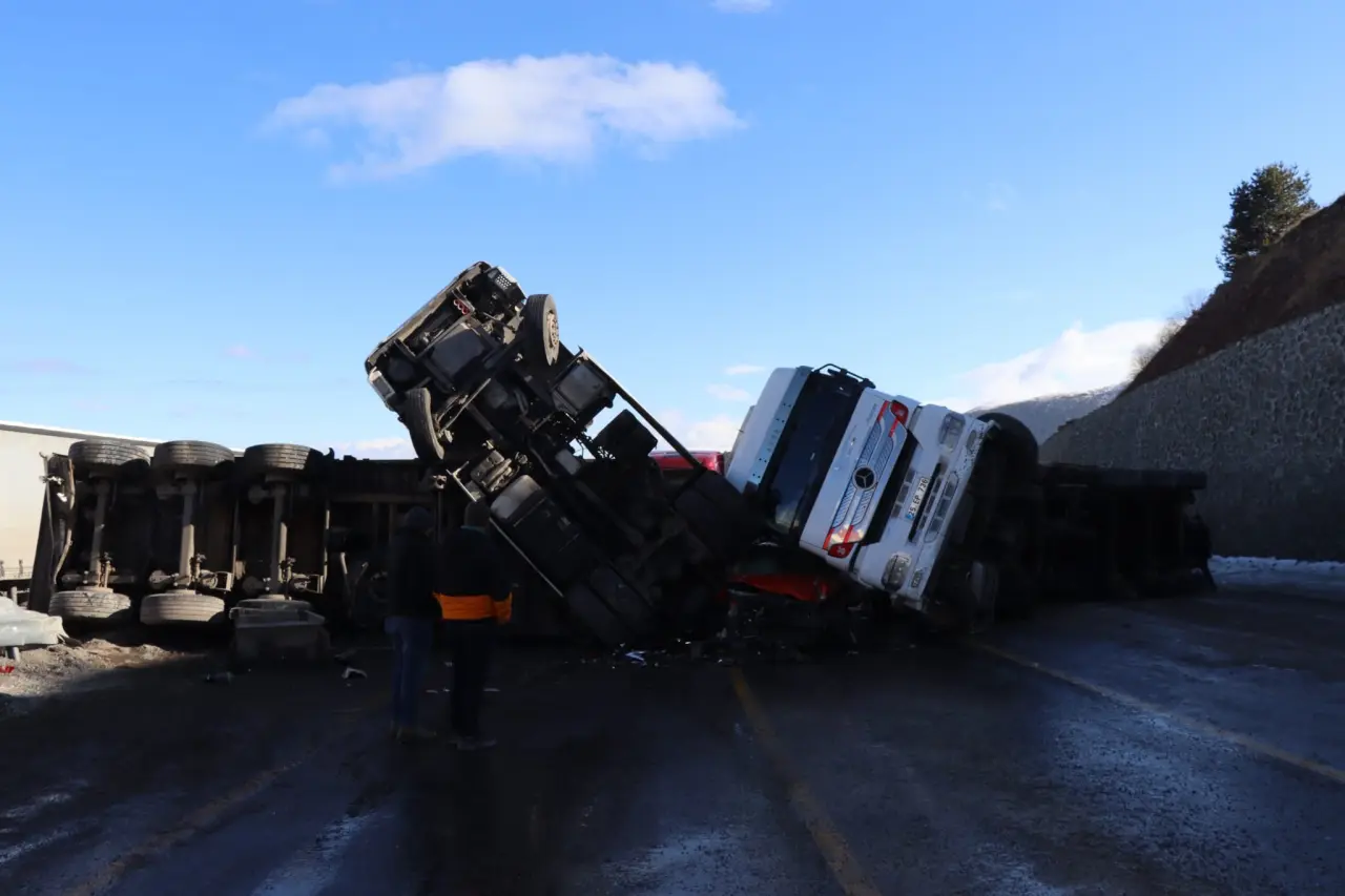Posof’ta buz faciası! 3 araç birbirine girdi 1