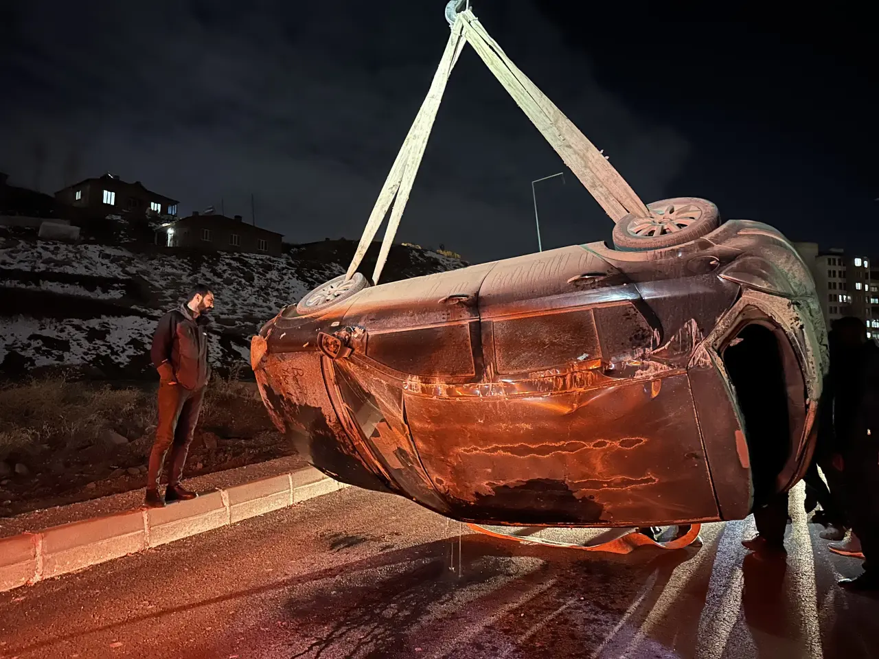 Hakkari’de film gibi kaza! Otomobil su kanalına uçtu 6